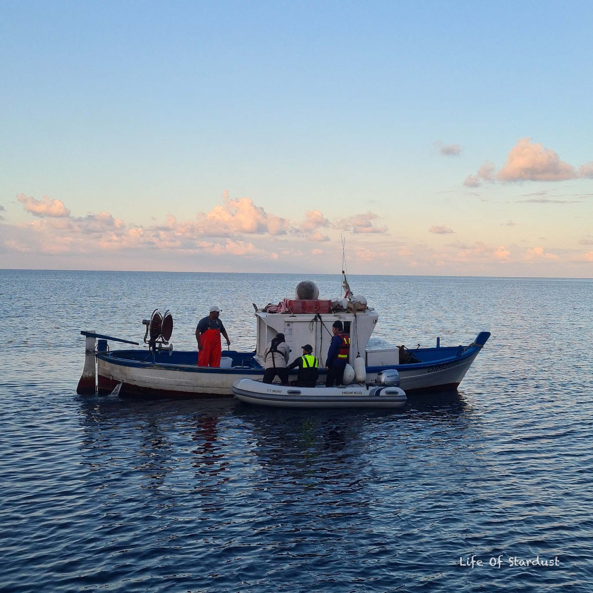 Lipariska öarna möte med fiskare på ankringsplats. Köper middag-1